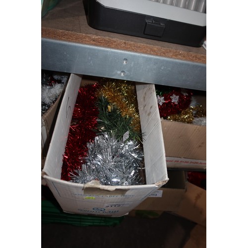 2112 - A quantity of various Christmas decorations. Contents of 1 shelf