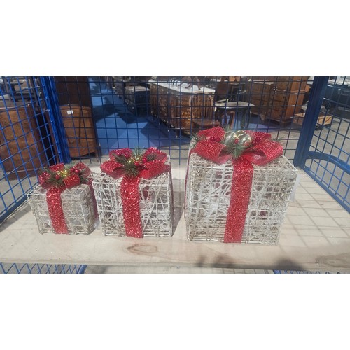 2661 - 2 x boxes containing 2 sets of 3 light up parcel decorations, battery powered for indoor use