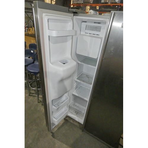 1350 - A large American style fridge freezer by Samsung type RSH1DBRS Tested Working - trade