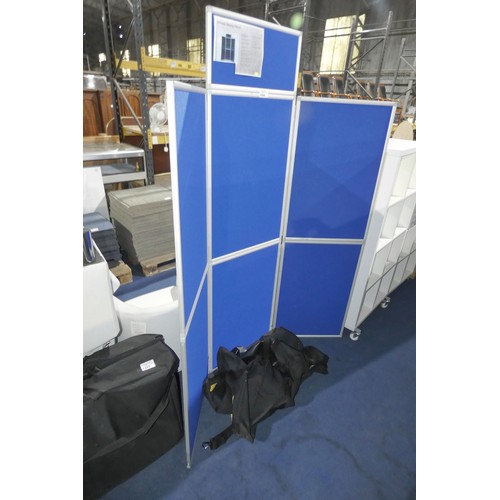 1484 - A folding blue panel exhibition type display stand with 2 x soft black carry bags