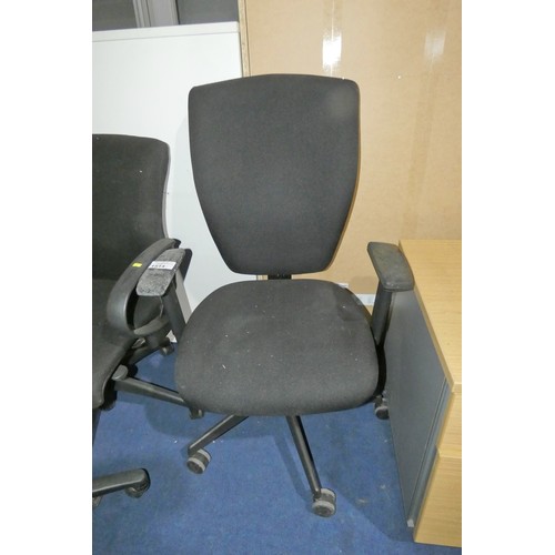 1514 - 1 x black upholstered office swivel chair