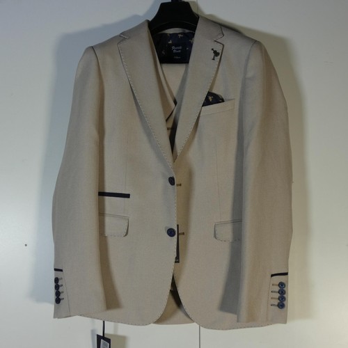 39 - A gentleman's cream suit by Fratelli Uniti, jacket 40R & trousers 38R, includes waistcoat, retail pr... 