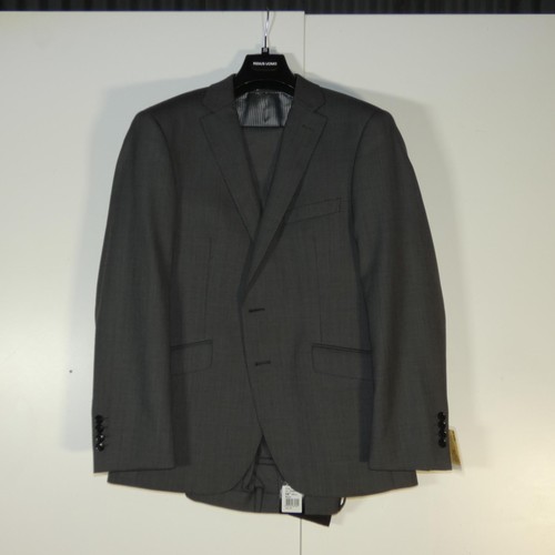 84 - A gentleman's grey suit by Remus Uomo, jacket 40s & trousers 34s, includes waistcoat, retail price £... 