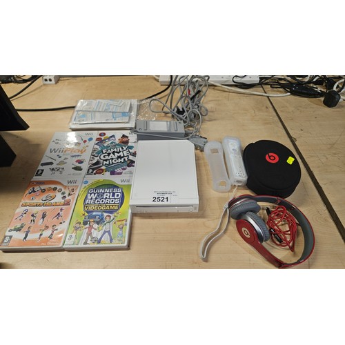 2521 - A Nintendo Wii console with 4 games, leads, wiimote, headphones etc trade