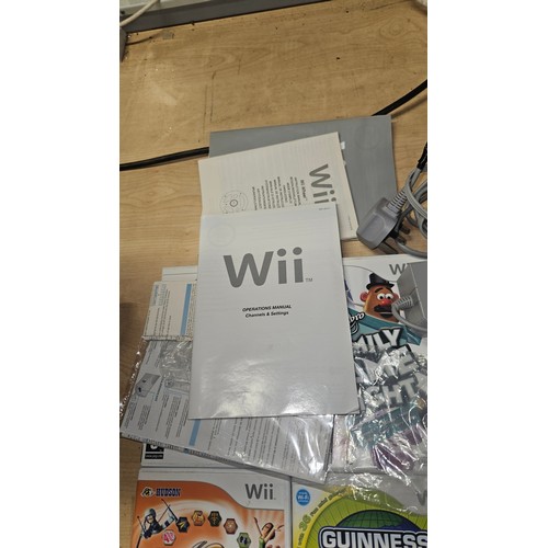 2521 - A Nintendo Wii console with 4 games, leads, wiimote, headphones etc trade