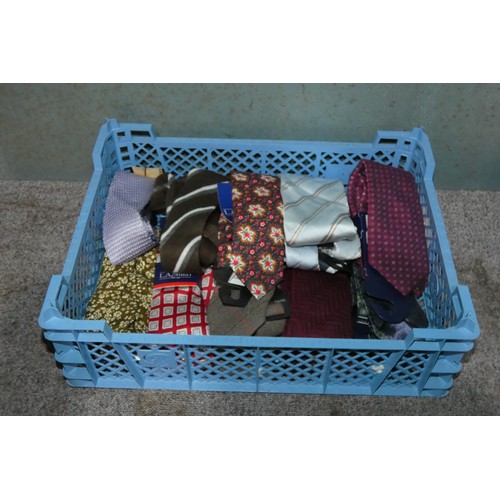 499 - 10 various colour neck ties, please see pictures for more details, contents of 1 basket, basket not ... 