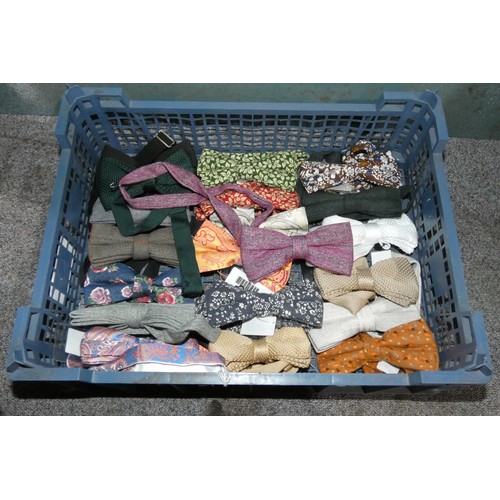 513 - 20 x various colour bow ties, contents of 1 basket, basket not included