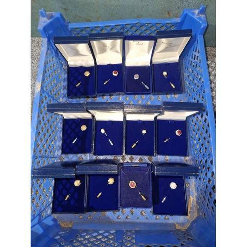 535 - 12 x various cravat pins in presentation boxes, avg price £10 each