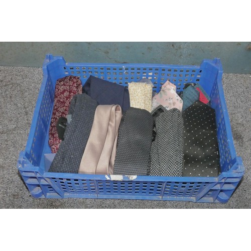 496 - 10 various colour neck ties, please see pictures for more details, contents of 1 basket, basket not ... 