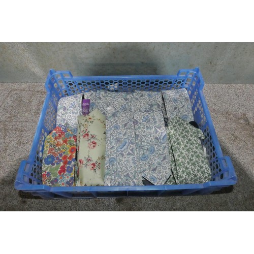 503 - 10 various colour neck ties, please see pictures for more details, contents of 1 basket, basket not ... 