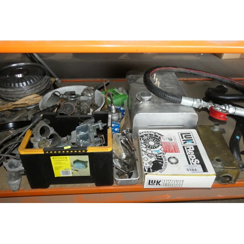 5184 - A quantity of various auto related items including engine parts, a Luk Repset 621 2377 09 clutch, a ... 