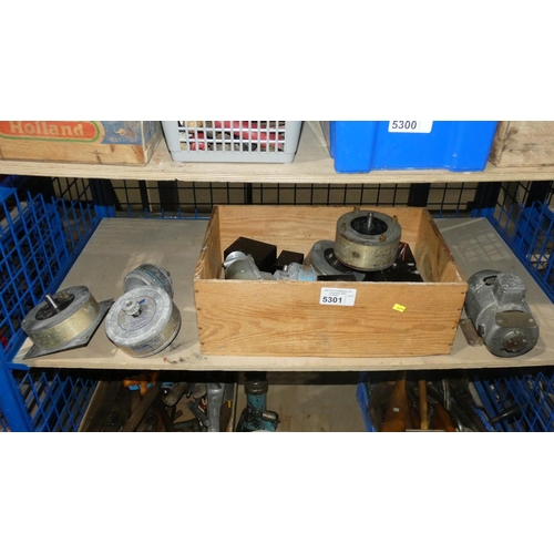 5301 - A quantity of various electric motors and gearboxes. Contents of 1 shelf