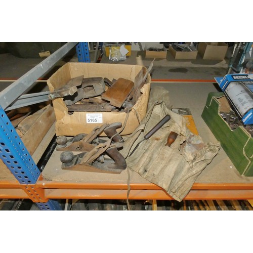 5165 - A quantity of various vintage tools including wooden planes, metal planes, chisels etc