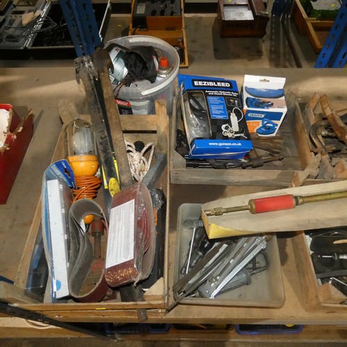 5364 - A quantity of various items including 3 x slaters ripper tools, a Gunson Eazibleed brake / clutch bl... 