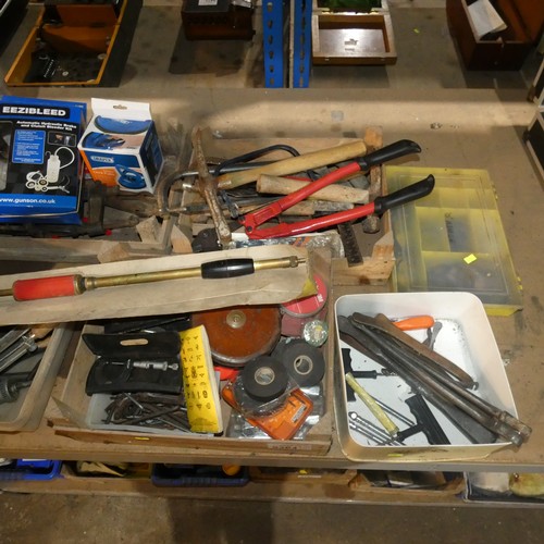 5364 - A quantity of various items including 3 x slaters ripper tools, a Gunson Eazibleed brake / clutch bl... 