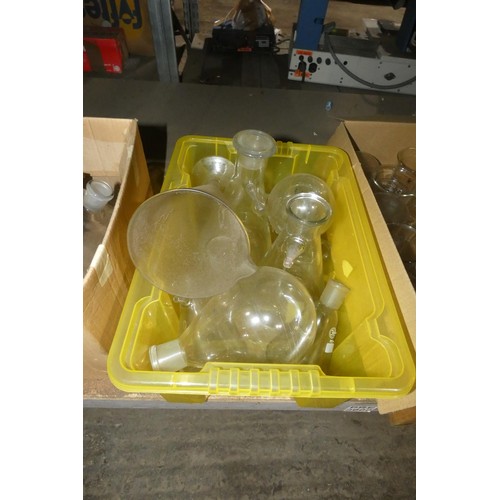 5551 - A quantity of various laboratory glassware by Quickfit etc and 1 box containing a quantity of plasti... 