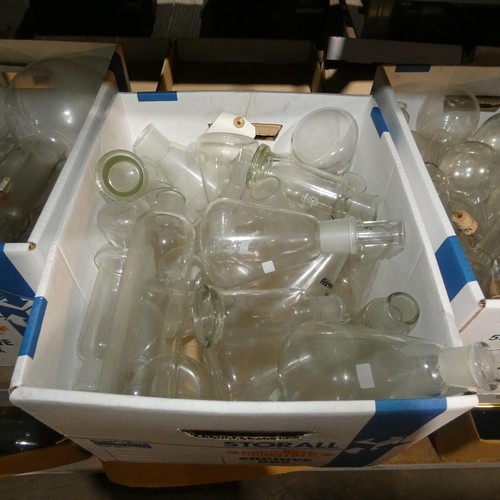 5553 - A quantity of various laboratory glassware by Quickfit, Pyrex etc. Not practical to list in detail s... 