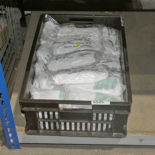 5535 - 1 x plastic crate containing a quantity of white disposable industrial work gloves (in packs of 12)