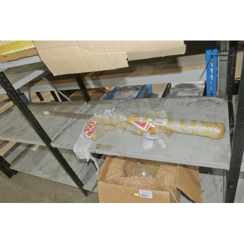 5540 - 1 x piece of laboratory glassware approx 130cm long (liquid extraction apparatus?). Contents of 1 sh... 