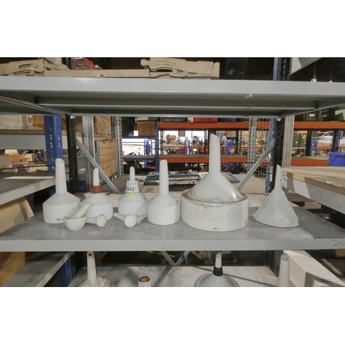 5542 - 6 x various white porcelain laboratory funnels, 1 x white porcelain pestle / mortar and 3 x white po... 