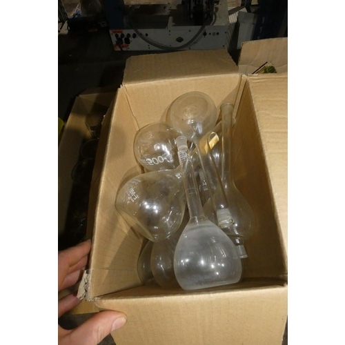 5551 - A quantity of various laboratory glassware by Quickfit etc and 1 box containing a quantity of plasti... 