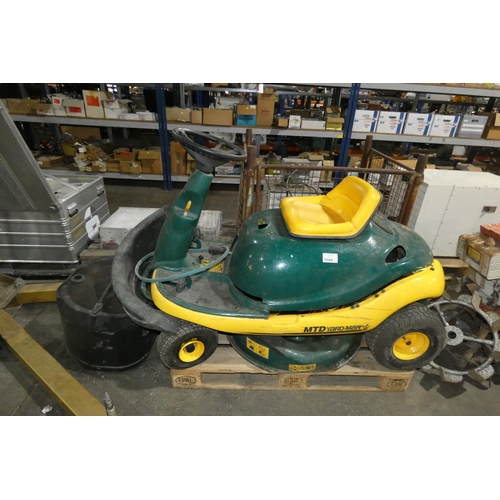 5586 - 1 x MTD Yard Man DX70 ride on lawn mower - Non running, for spares / repair