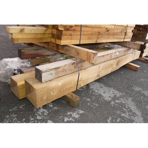 6138 - A quantity of various wooden posts to include approx 17.5cm x 17.5cm and 9.5cm x 9.5cm etc - Bottom ... 