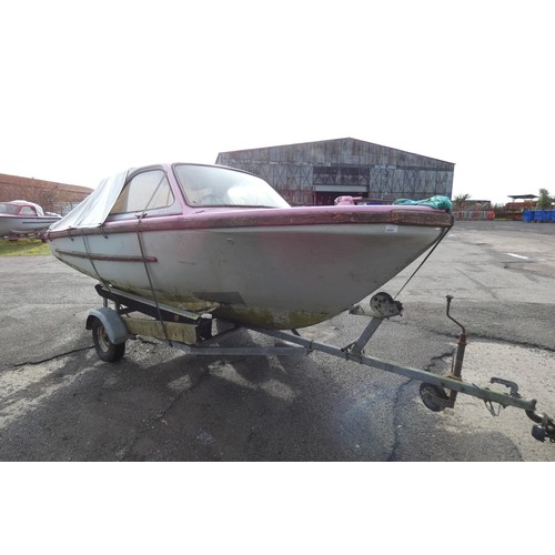 6095 - 1 x Pink Lady boat with no drive system. This boat is approx 15ft long and is supplied with a single... 