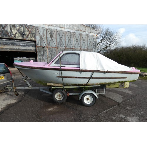 6095 - 1 x Pink Lady boat with no drive system. This boat is approx 15ft long and is supplied with a single... 