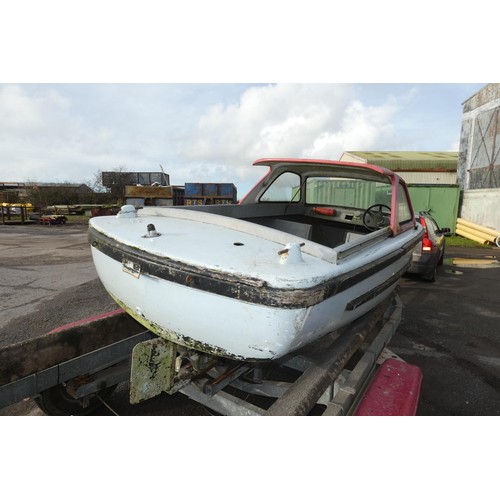 6096 - 1 x Pink Lady boat with no drive system. This boat is approx 15ft long and is supplied with a twin a... 