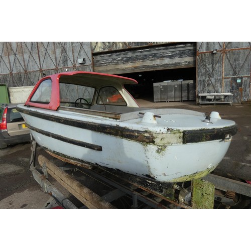 6096 - 1 x Pink Lady boat with no drive system. This boat is approx 15ft long and is supplied with a twin a... 