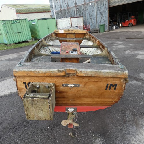 6097 - 1 x Classic Clinker boat with no drive system. This boat is approx 15ft long and is supplied with a ... 