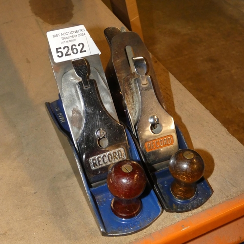 5262 - 2 x Record wood planes comprising 1 x No 4 and 1 x No 4 1/2