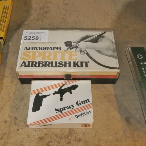 5258 - 1 x Devilbiss Aerograph Sprite airbrush kit and 1 x Devilbiss DGD air duster gun