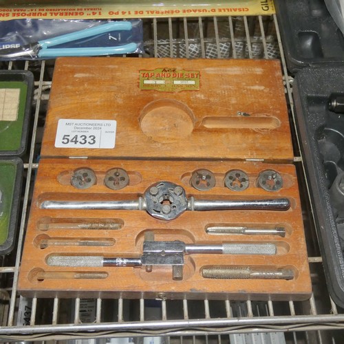 5433 - A vintage Henry Hanson Ace Whitworth thread tap and die set supplied in original wooden case