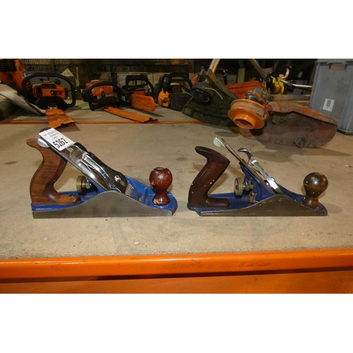 5262 - 2 x Record wood planes comprising 1 x No 4 and 1 x No 4 1/2