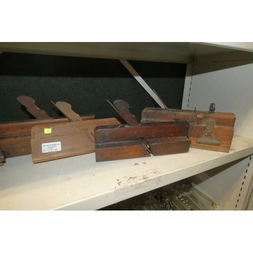 3028A - A collection of vintage wooden shaping planes (1 shelf)