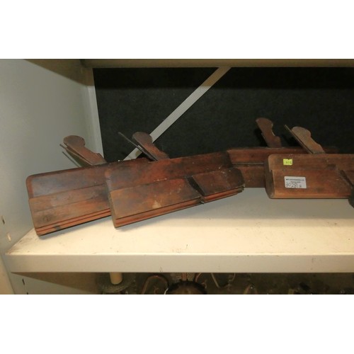 3028A - A collection of vintage wooden shaping planes (1 shelf)