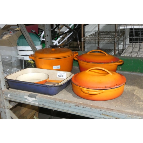 1085 - A quantity of orange cast cookware by Vogue including stock pots, frying pan and a blue le creuset b... 