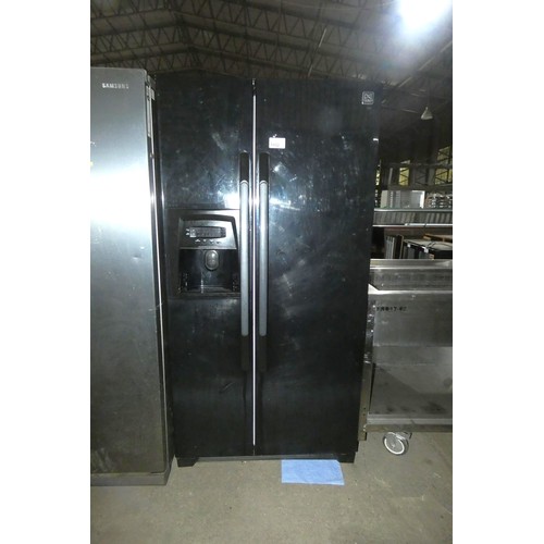 1002 - A black American style fridge freezer by Daewoo type FRS-U20DCB with water and ice dispenser - trade