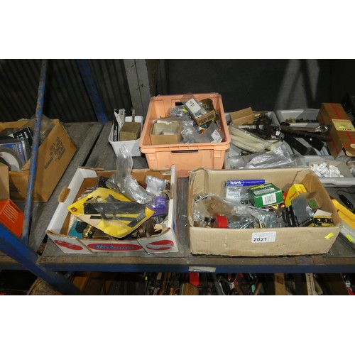 2021 - A quantity of various tools etc including a Black & Decker folding Workmate, a 12v inspection light,... 