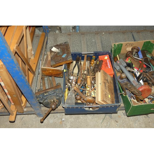 2022 - A quantity of various vintage and other tools including brace / bits drills, a Yankee 130A screwdriv... 