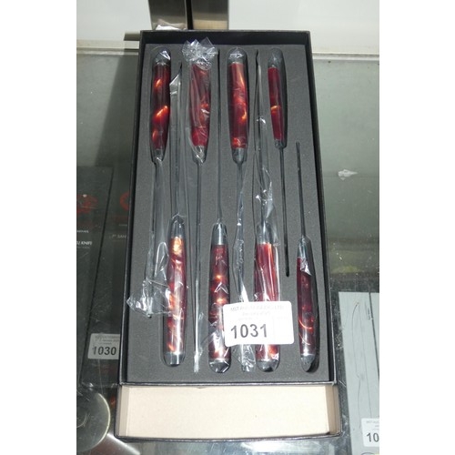 1031 - A boxed set of 8 various size chef knives