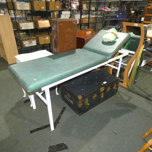 2230 - A First Aid room type examination bench / couch