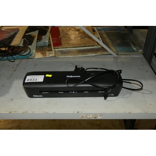 2433 - An A4 and photo laminator by Fellowes type arc - trade