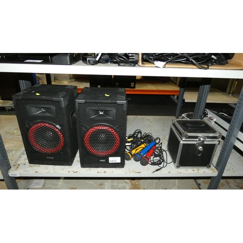 2437 - 2 x loud speakers by Ibiza Sounds and 3 x microphones - trade