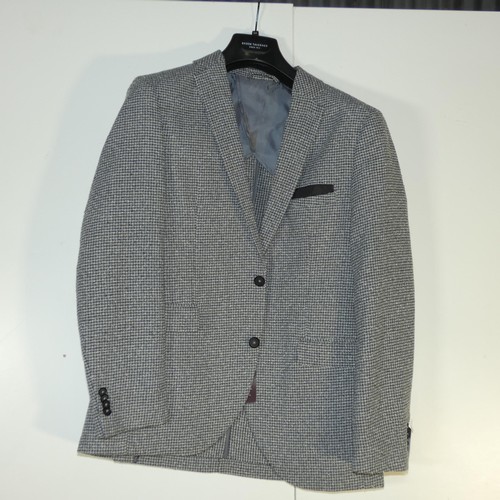 625 - A gentleman's grey jacket by Brook Taverner size 40R, retail price approx £149 - please see pictures... 