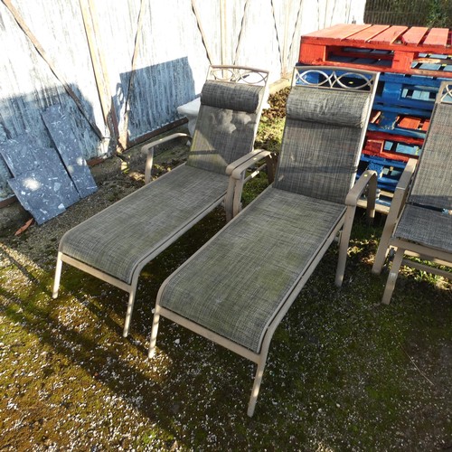 2633 - 2 x garden loungers both match lots 2631 & 2632