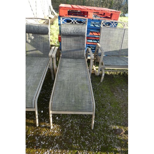 2633 - 2 x garden loungers both match lots 2631 & 2632