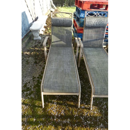 2633 - 2 x garden loungers both match lots 2631 & 2632